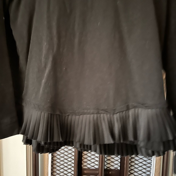 Black top with ruffle bottom detail - Picture 2 of 2